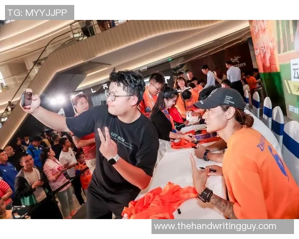 中国女明星与足球明星首次见面激动不已现场气氛热烈引发粉丝热议